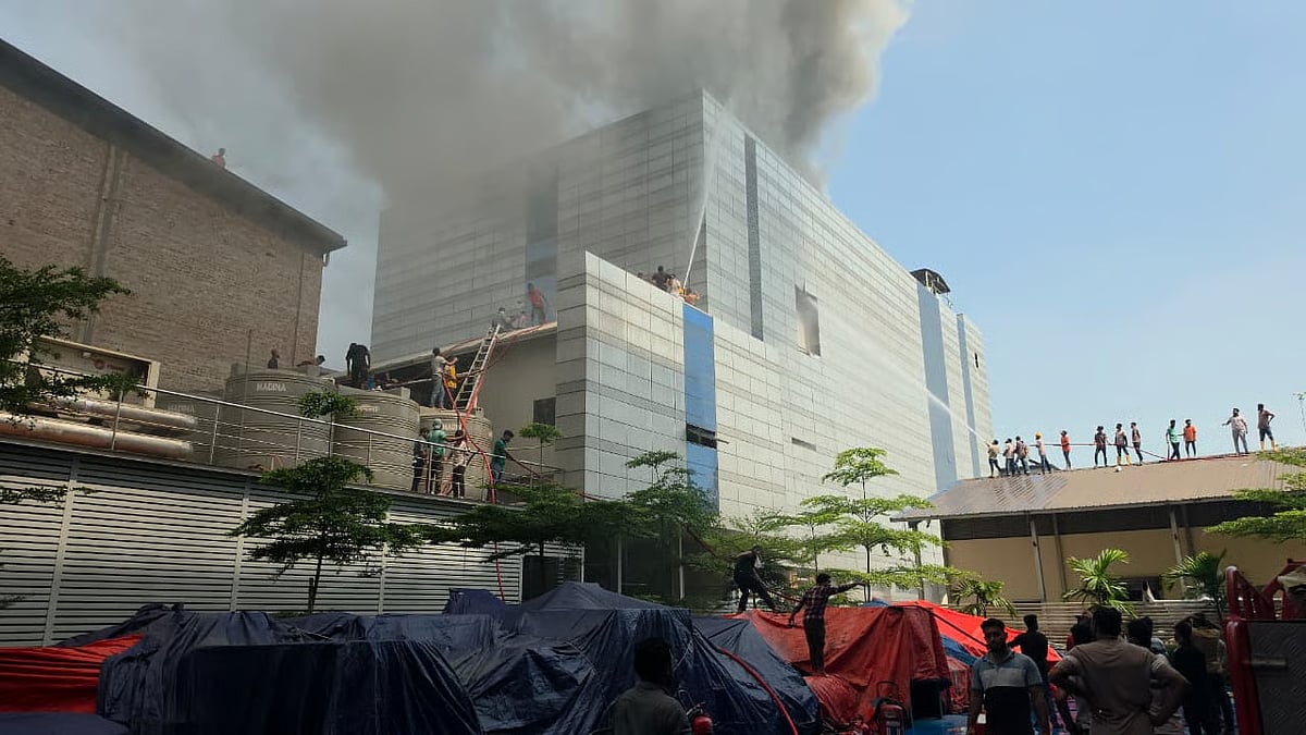 টংগির ফার্মাসিউটিক্যাল কারখানায় অগ্নিকাণ্ড: দমকলের ২০ ইউনিট কর্মরত