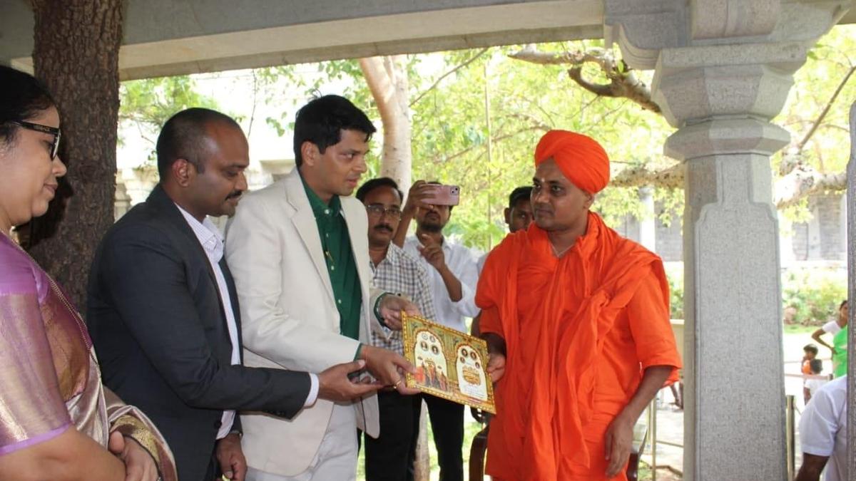 मैसूर दशहरे का उद्घाटन करने के लिए अभिनव गविसिद्देश्वर को औपचारिक निमंत्रण