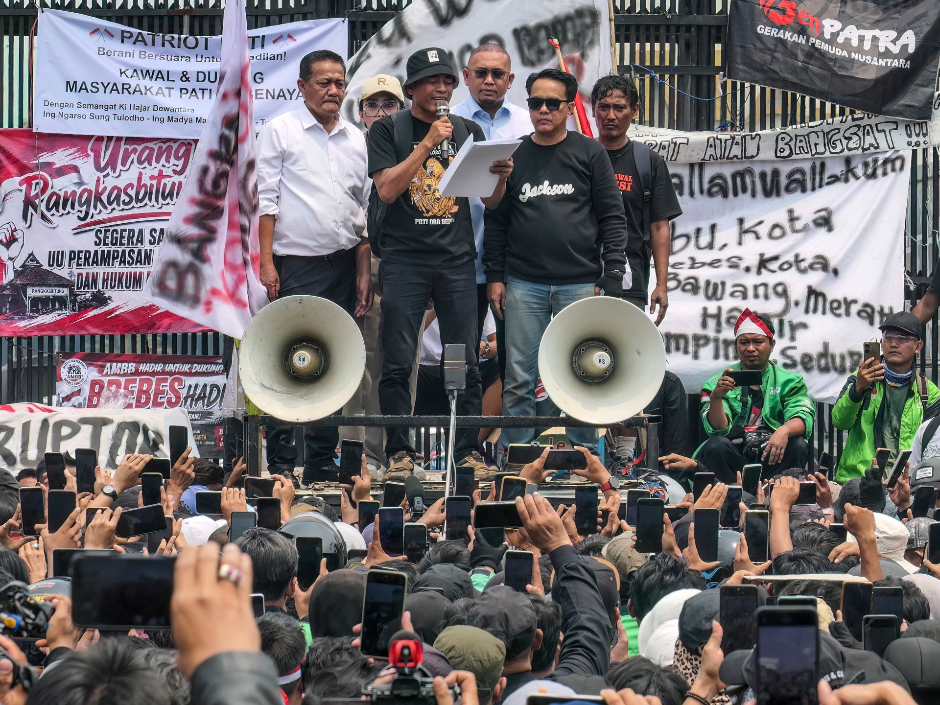Thousands demand stronger anti-corruption measures at Jakarta parliament rally