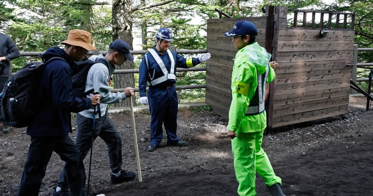 Tanah runtuh di Gunung Fuji, musim mendaki ditutup, dua penempatan selamat