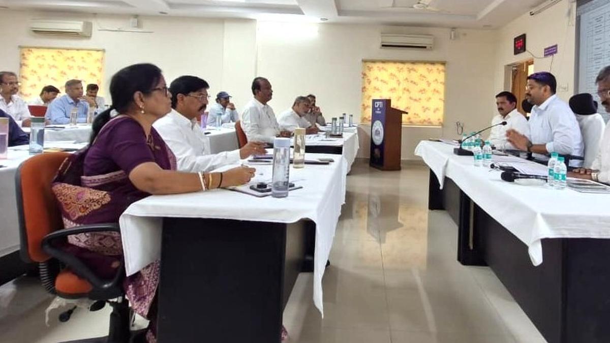 बिजली कंपनियों को आने वाले महीनों में मांग बढ़ने के लिए तैयारी का निर्देश
