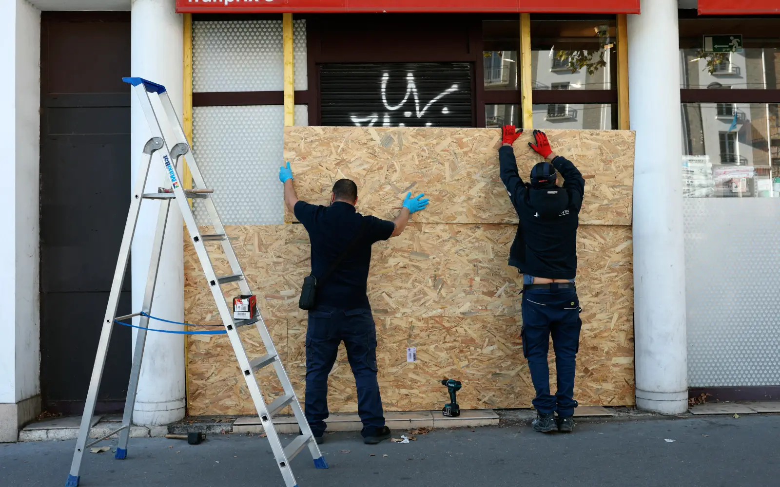 France deploys massive security force ahead of Halloween weekend