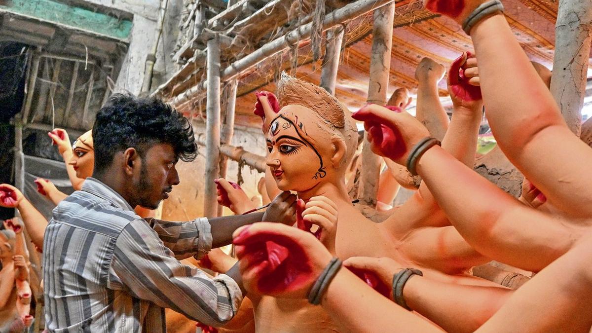 Kolkata's Kumartuli Potter Quarter Draws Crowds During Durga Puja Season