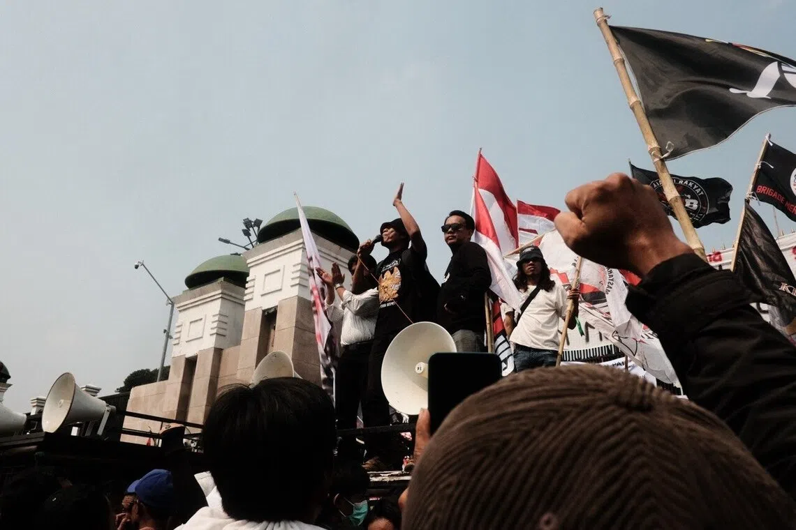 Hundreds stage anti-corruption demonstration at Indonesia parliament