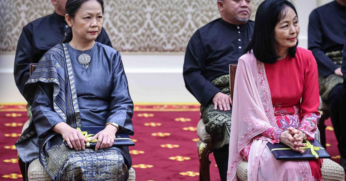 Raja Serah Surat Pelantikan kepada Dua Hakim Istimewa