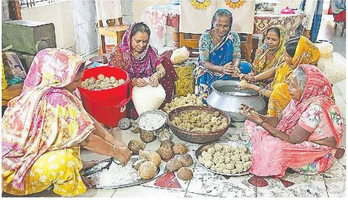 দুর্গাপূজায় ঘরে ঘরে ছড়িয়ে পড়ছে নারু-মোয়ার সুগন্ধ