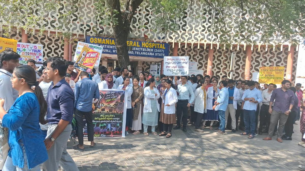 ओस्मानिया अस्पताल में जूनियर डॉक्टरों का प्रदर्शन, चिकित्सा उपकरणों की खस्ता हाल पर आक्रोश