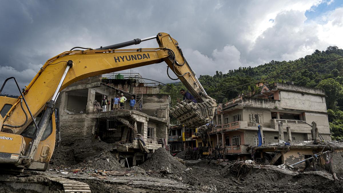 Indian volunteers brave mountain terrain to aid Nepal flood victims