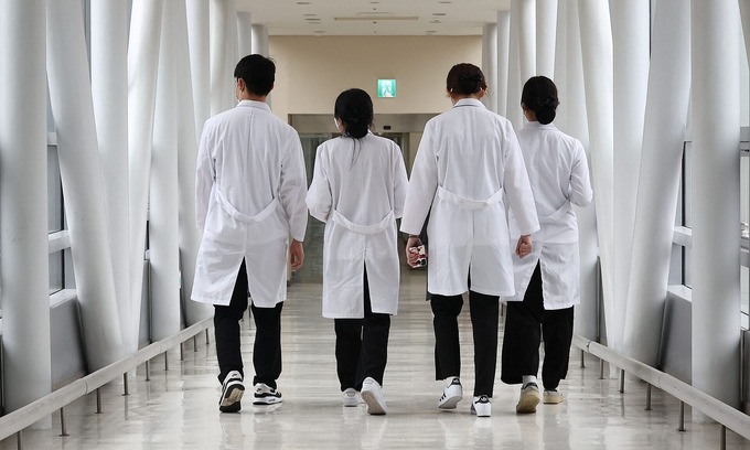 Seoul's Public Clinics Struggle to Attract Doctors Amid Pay Crisis
