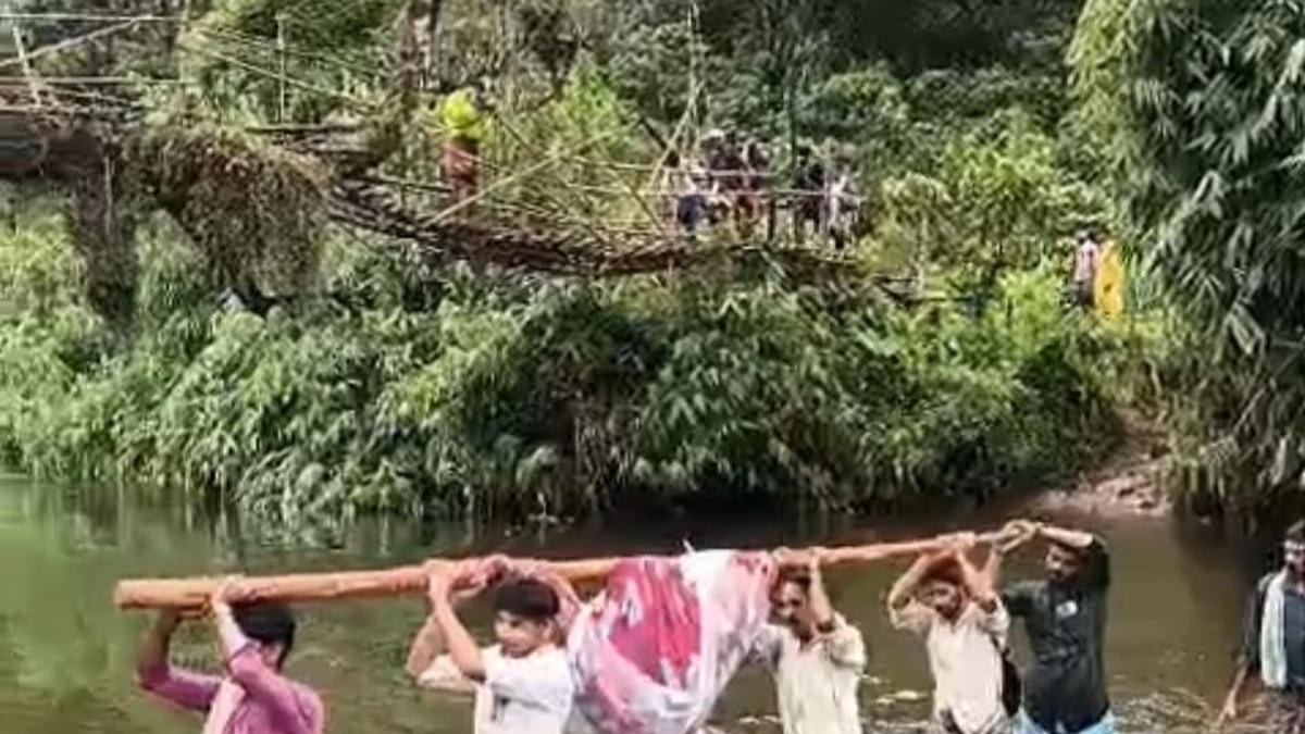 एडामलक्कुडी में रोगी को 5 किमी पैदल ले जाना पड़ा अस्पताल