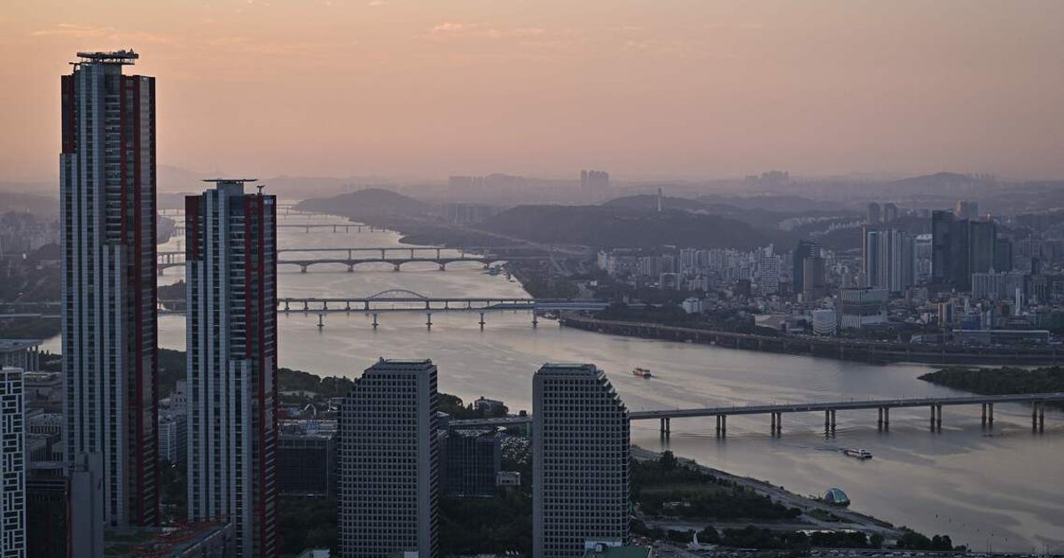Foreign tourists spark safety concerns with Han River bridge diving stunts