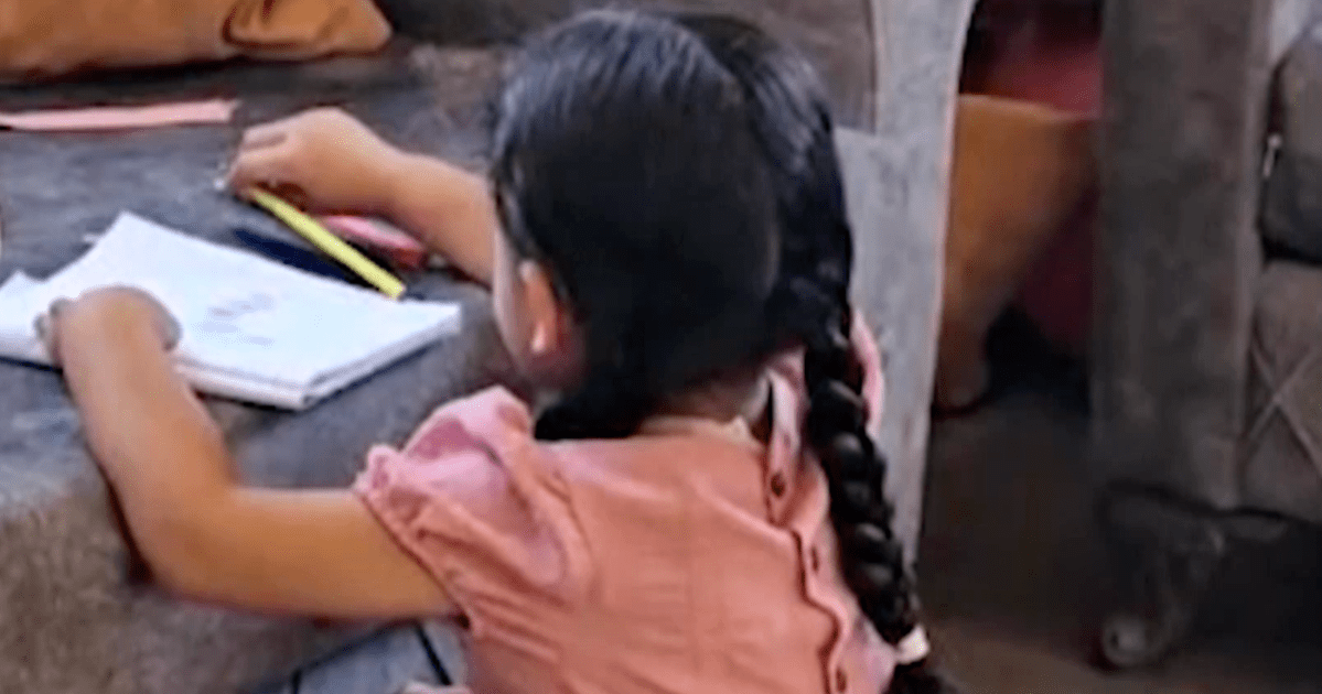 Settler siege forces Palestinian girl to miss school start