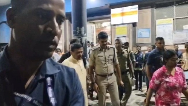 कोलकाता दुर्गा पूजा पंडाल में भीड़ जमा होने से हादसा, दर्जनों घायल