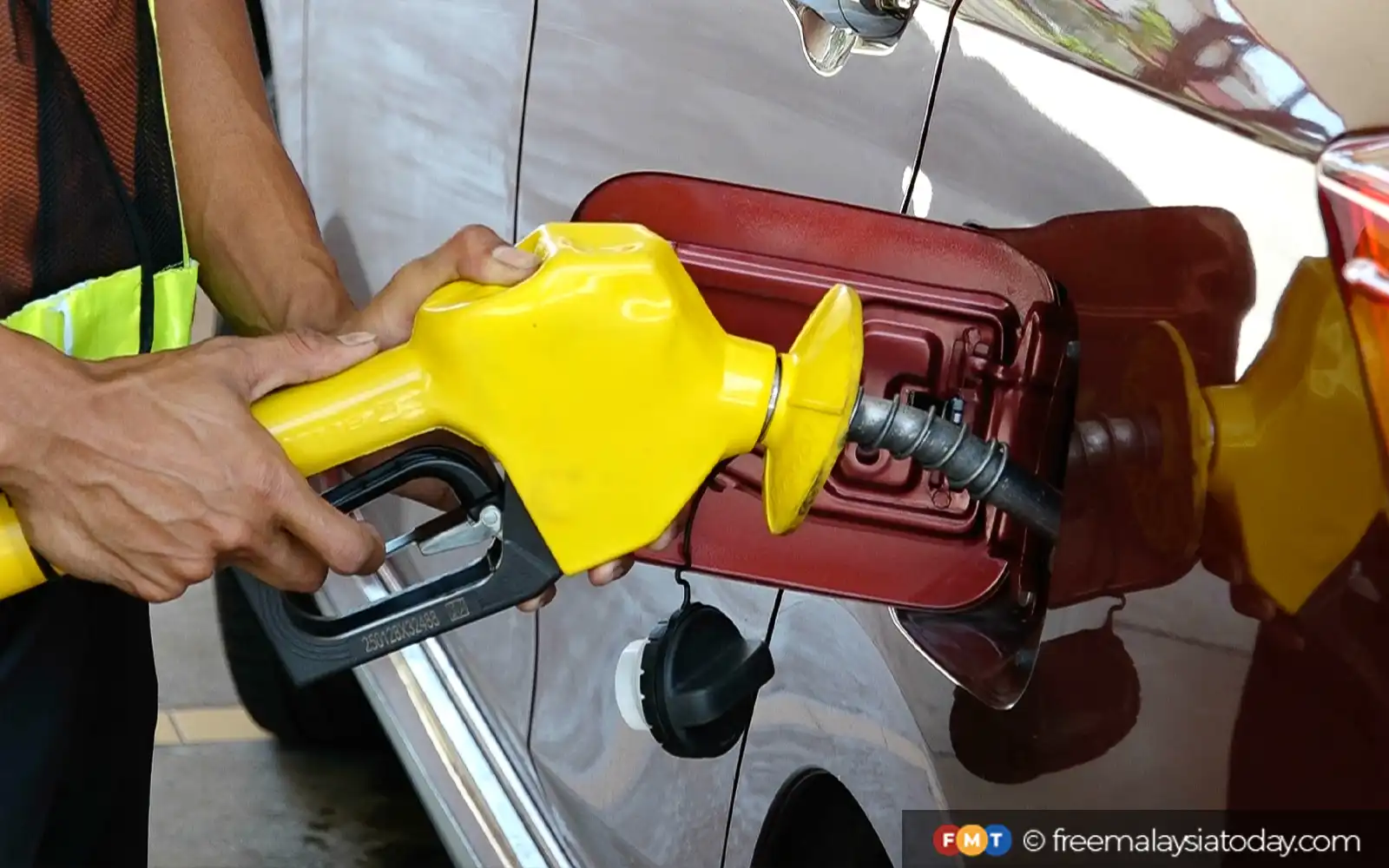 Stesen minyak Sungai Buloh dalam siasatan isu RON95 dicairkan