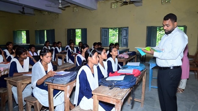 District Magistrate Teaches Mathematics at Government School in Bihar