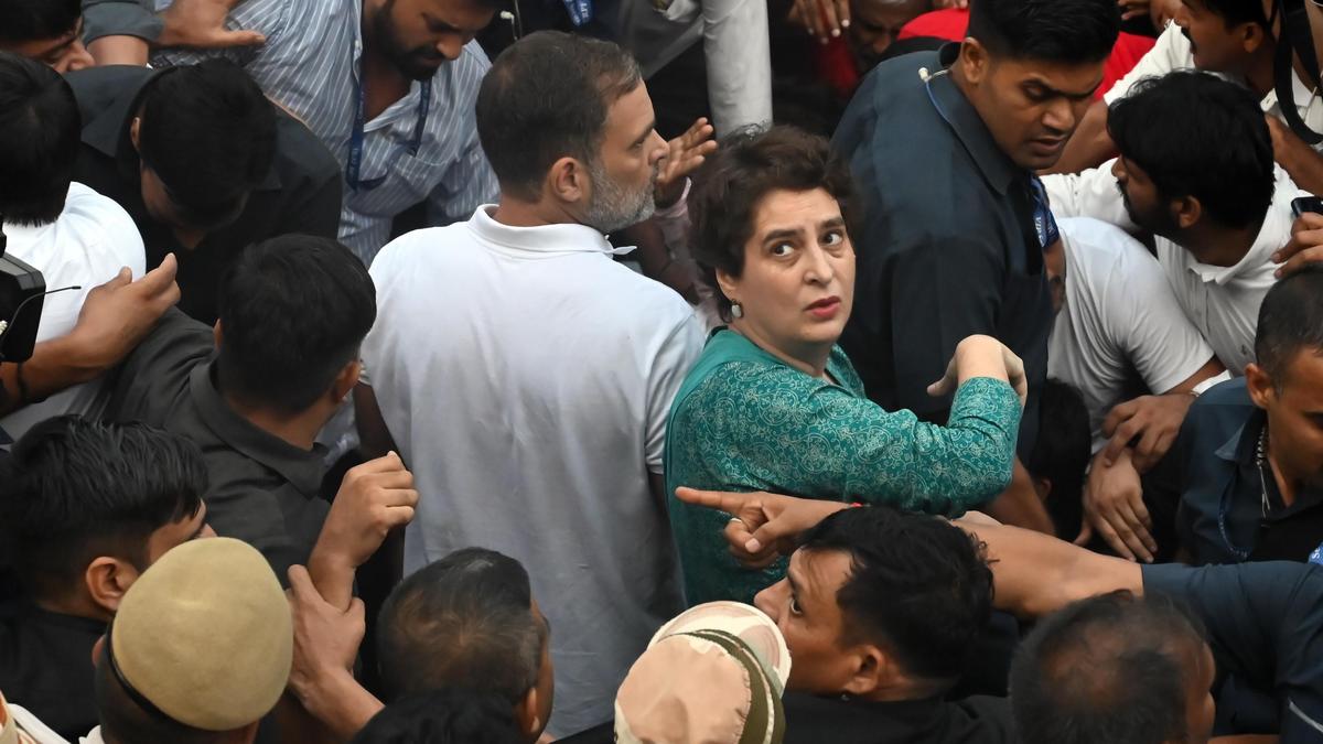 राहुल और प्रियंका गांधी के विरुद्ध दो नई एफआईआर दर्ज