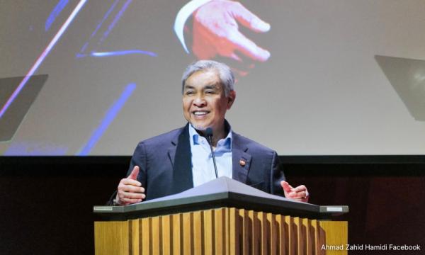 Zahid Perintah Dasar 'Tanpa Lengah' Kementerian; MyKad Generasi Baru Tertunda hingga 7 September