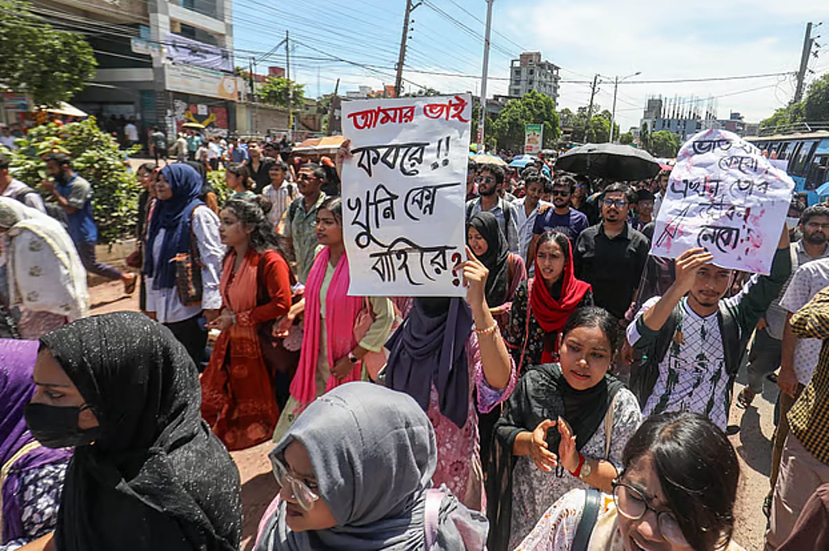 খুলনায় বিশ্ববিদ্যালয় শিক্ষার্থী হত্যা: ন্যায়বিচার দাবিতে সড়ক অবরোধ