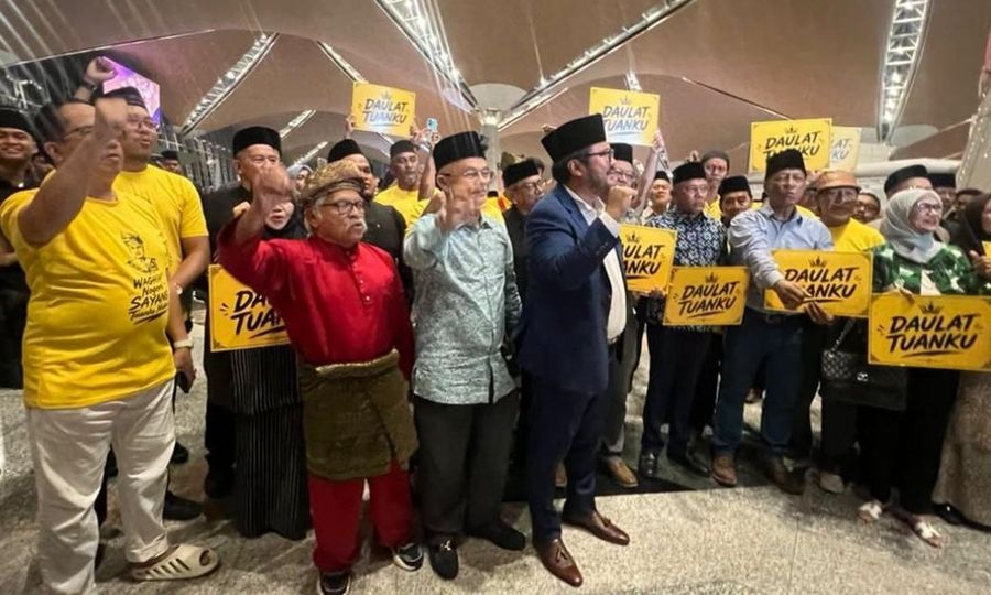 Perhimpunan menyambut Tuanku Muhriz dengan sorak 'Daulat Tuanku' di KLIA