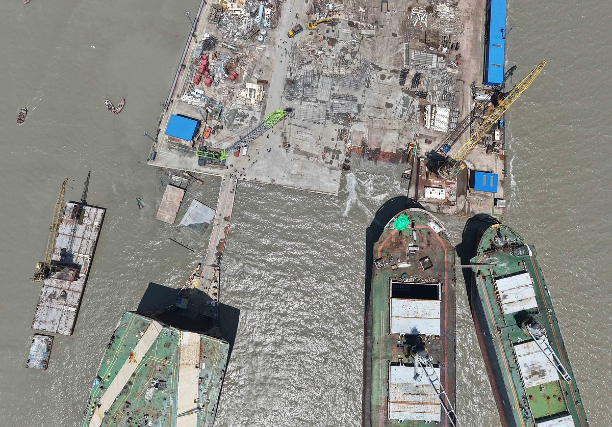 Bangladesh shipbreaking sector faces scrutiny over safety and environmental concerns