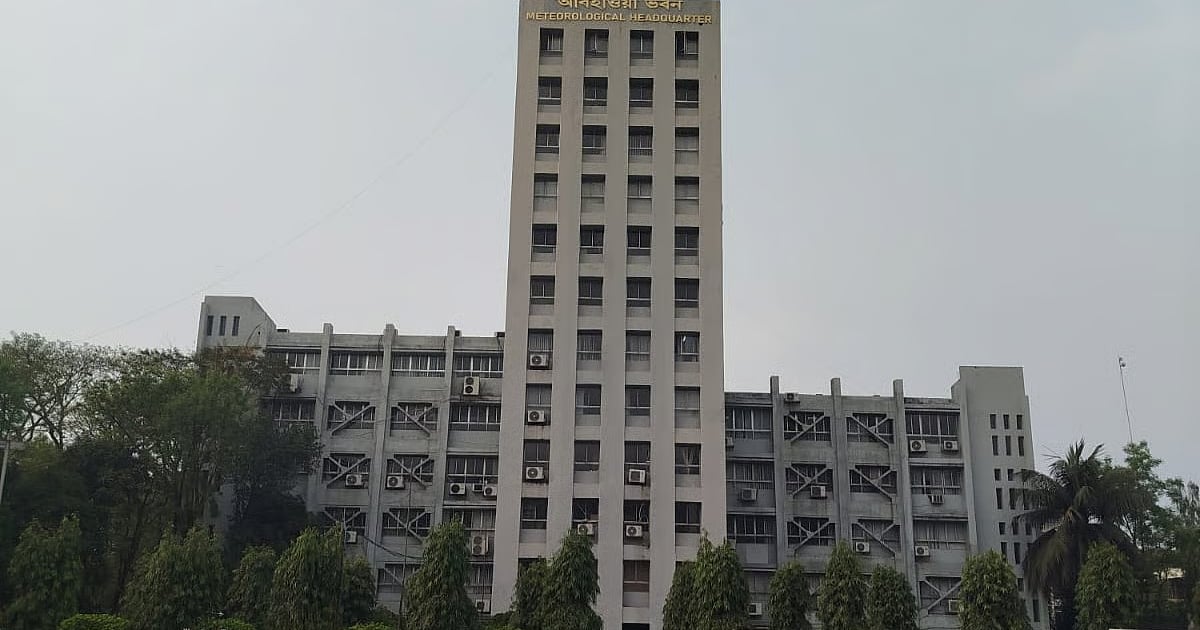 দুটি সমুদ্রবন্দরে তৃতীয় স্তরের সতর্কতা সংকেত, ঢাকায় বৃষ্টির সম্ভাবনা কম