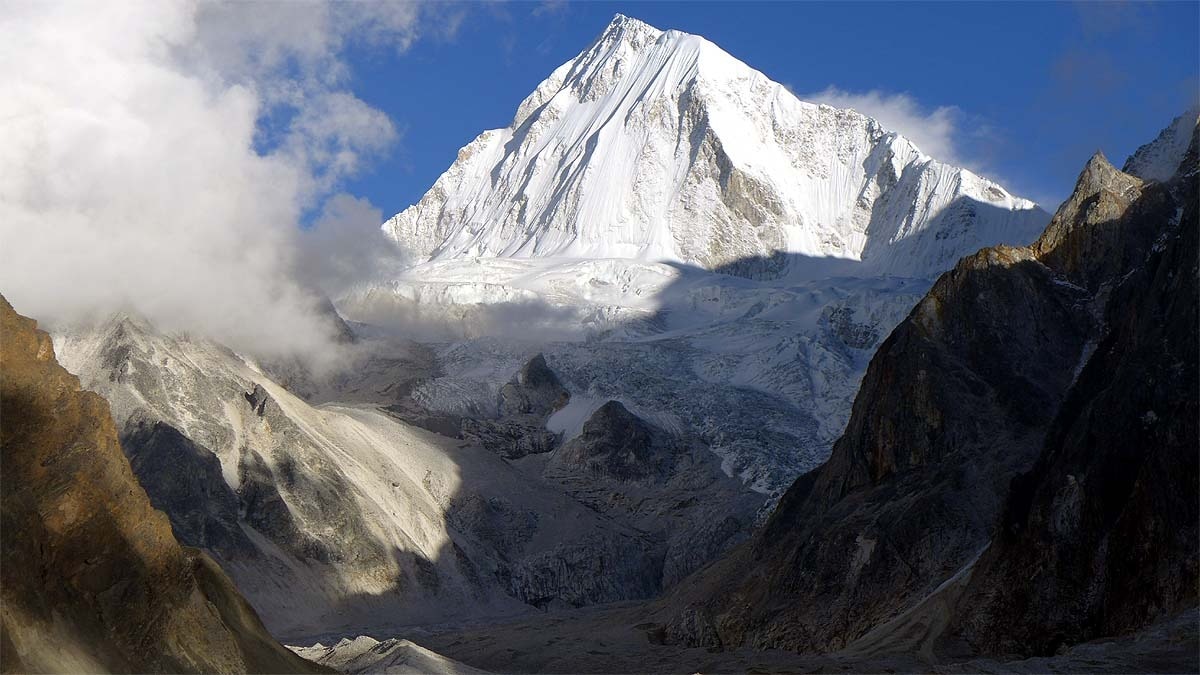 Ten mountaineers missing after avalanche at Nepal base camp