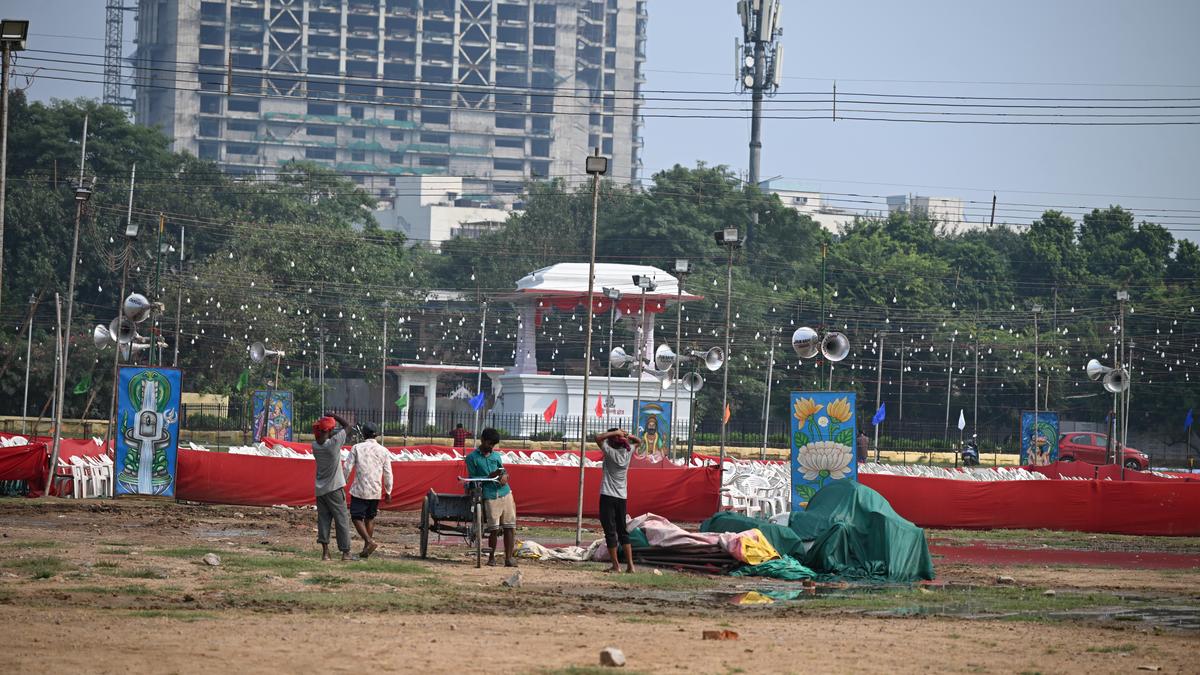 Gandhi links protest end to Kumar removal; traders seek rally postponement