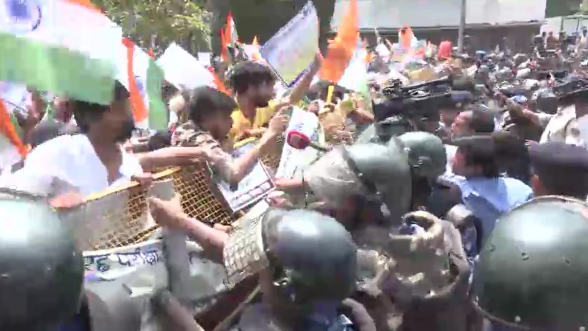 Students breach barricades, march toward Bihar CM residence in protest