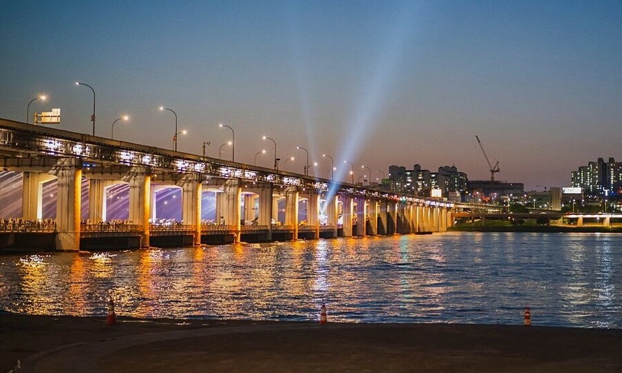 Seoul celebrates historic bridge closure with massive communal chicken feast