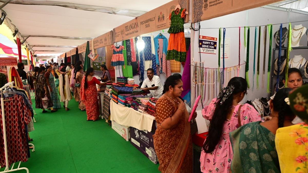 बुधवार की बंदी के बाद सरस मेला फिर से खुला