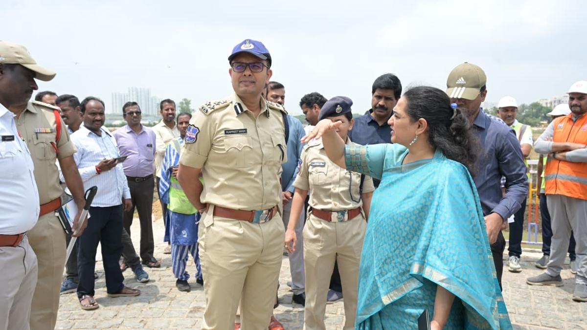 हैदराबाद में गणेश उत्सव की तैयारियां तेज, पुलिस ने यातायात और विसर्जन योजना की समीक्षा की