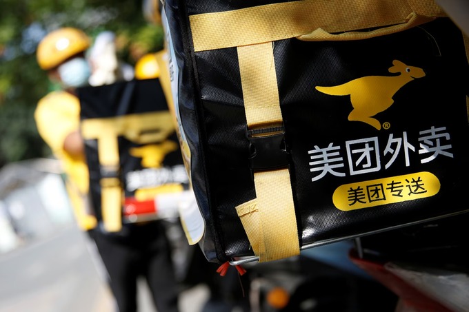 Chinese delivery rider uses scooter to stop knife attacker