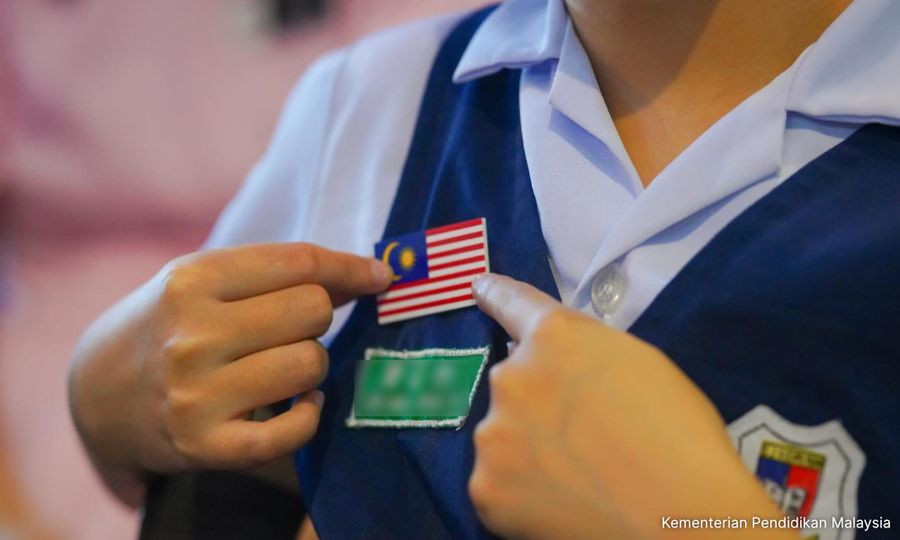 Menteri Pertahankan Perbelanjaan RM8.4 Juta untuk Pin Bendera Patriotisme