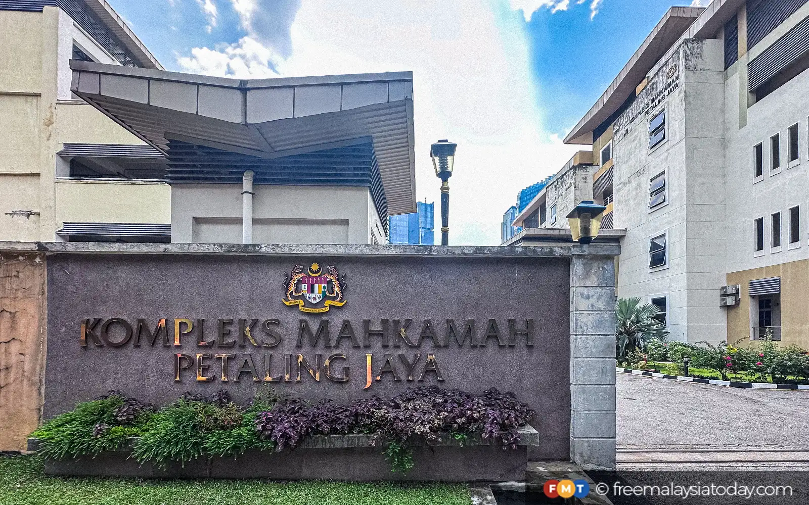 Tiga pengarah aeroangkasa didakwa pemalsuan dokumen pemindahan saham