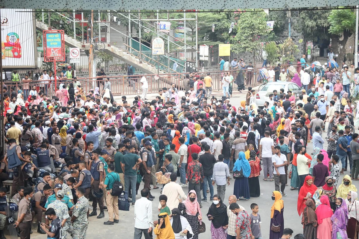 Garment workers block Mirpur-10 demanding higher monthly wages