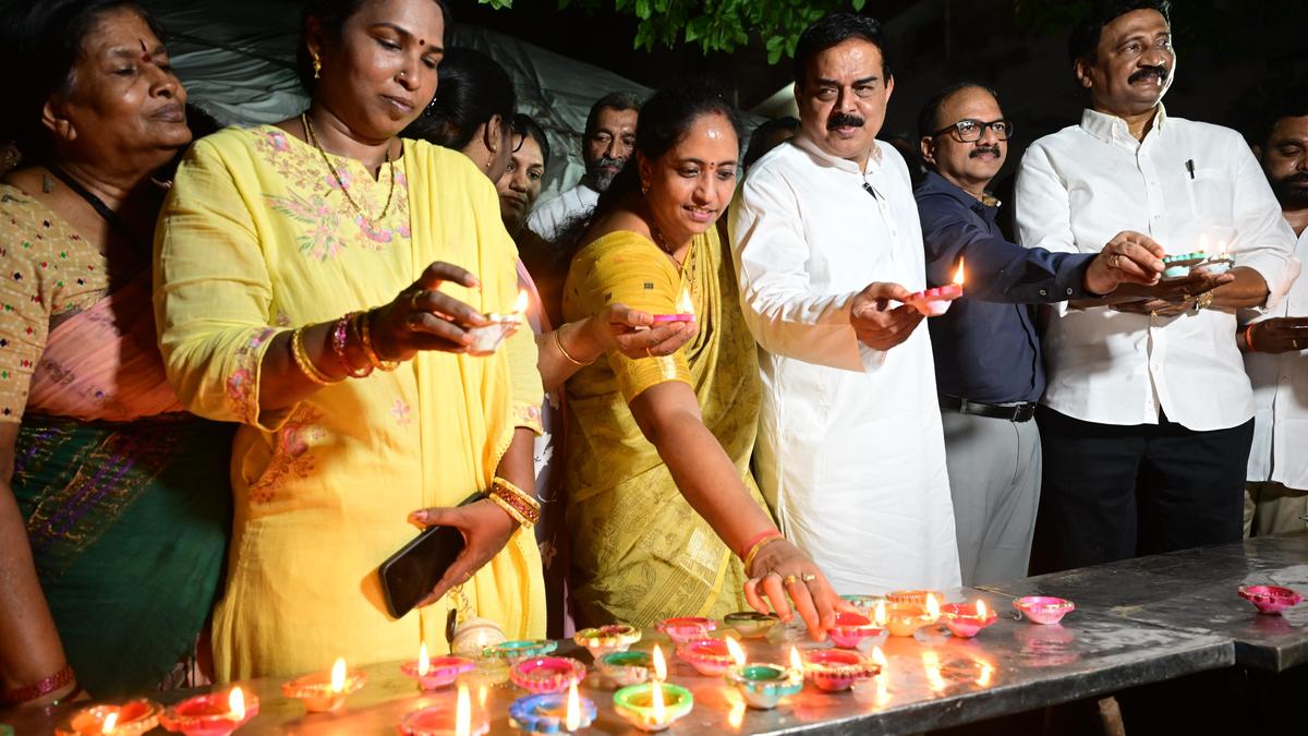 विजयवाड़ा में जनसेना और टीडीपी नेताओं ने पीएम के 25 सालों की सेवा पर दीप जलाए