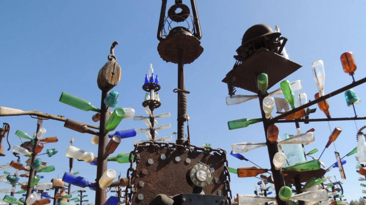 American artist transforms waste into desert wonder along Route 66