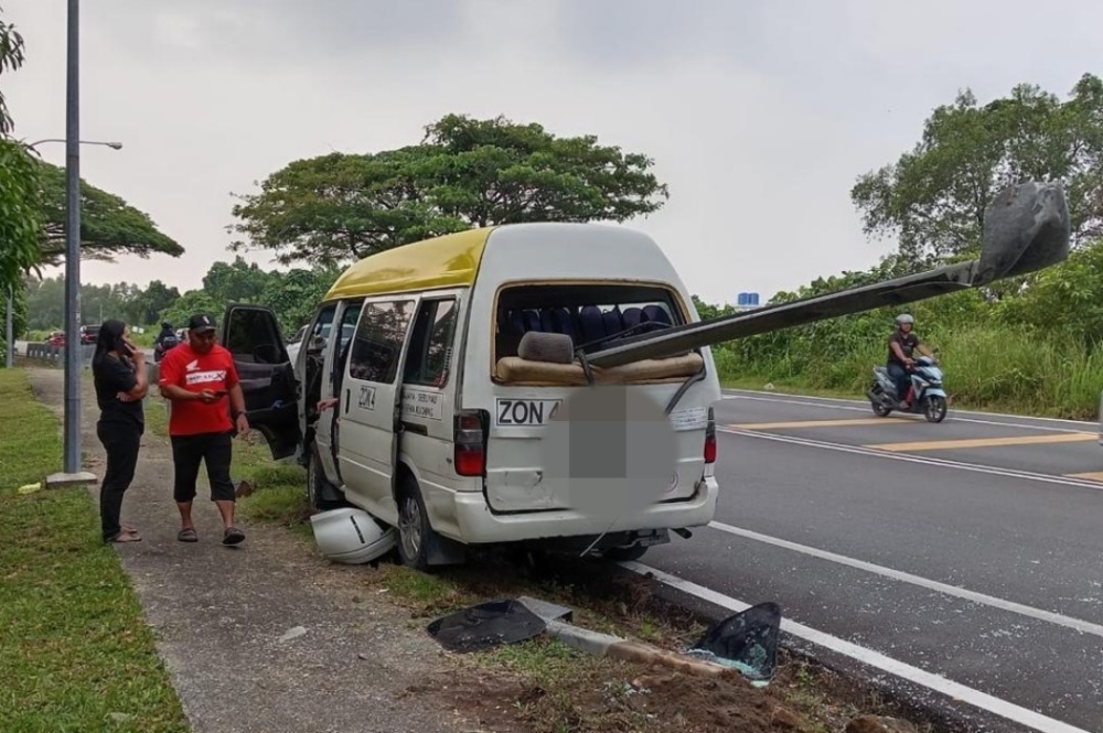 Guardrail pierces van in Kuching traffic light crash