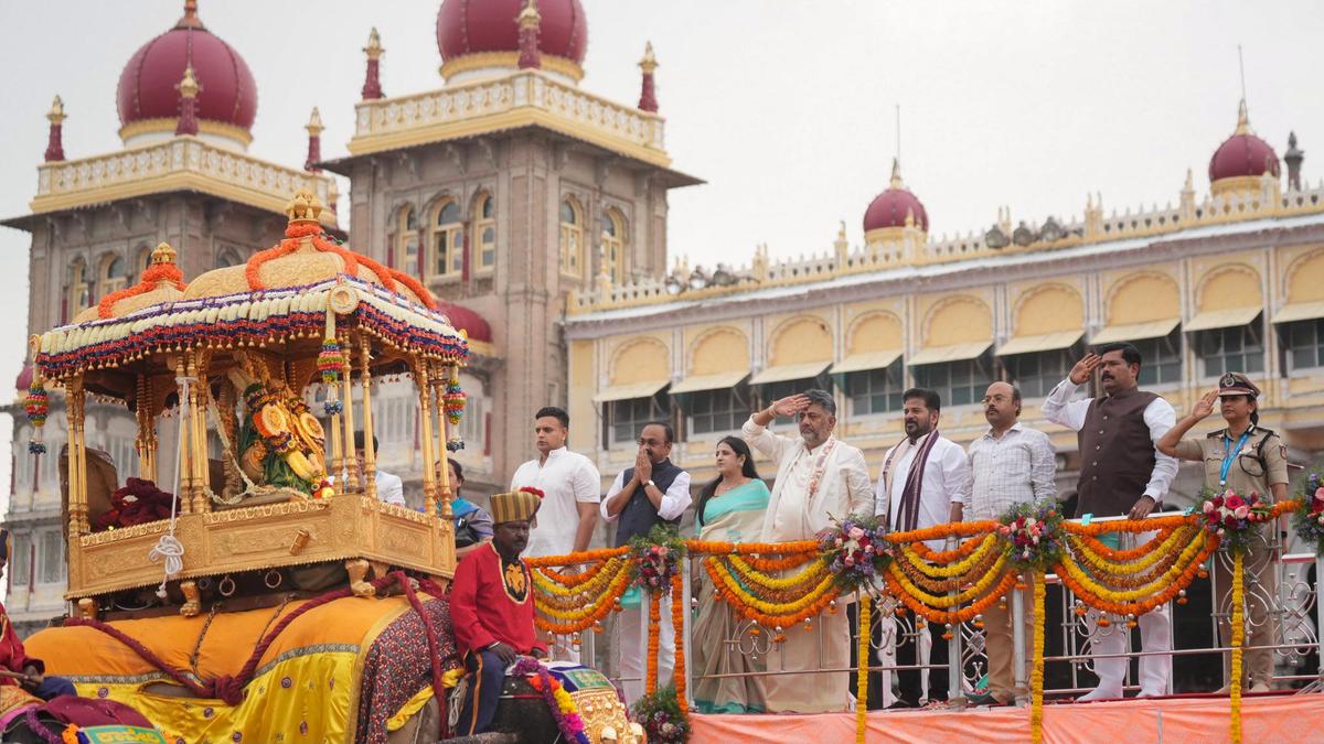 मैसूर दशहरे में पूजा स्थल पर मंत्रियों को रोके जाने का मामला: सीएम ने जांच का आदेश दिया