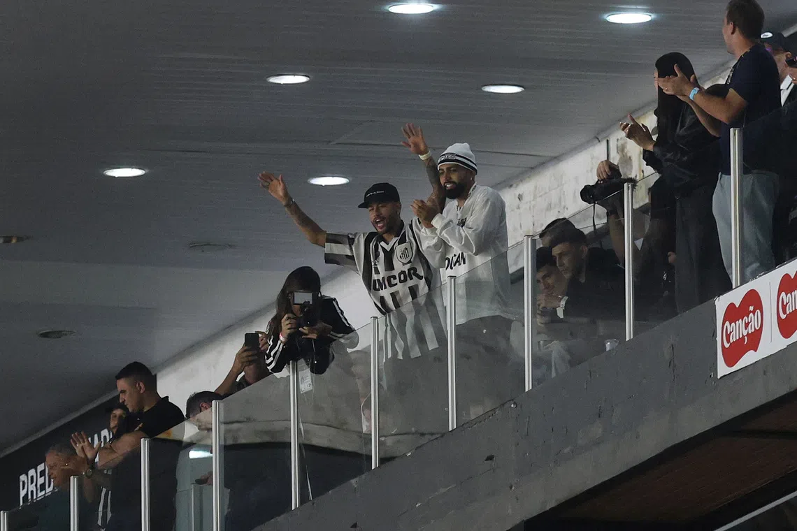 Coutinho joins Santos on loan, reunites with Brazil teammate Neymar