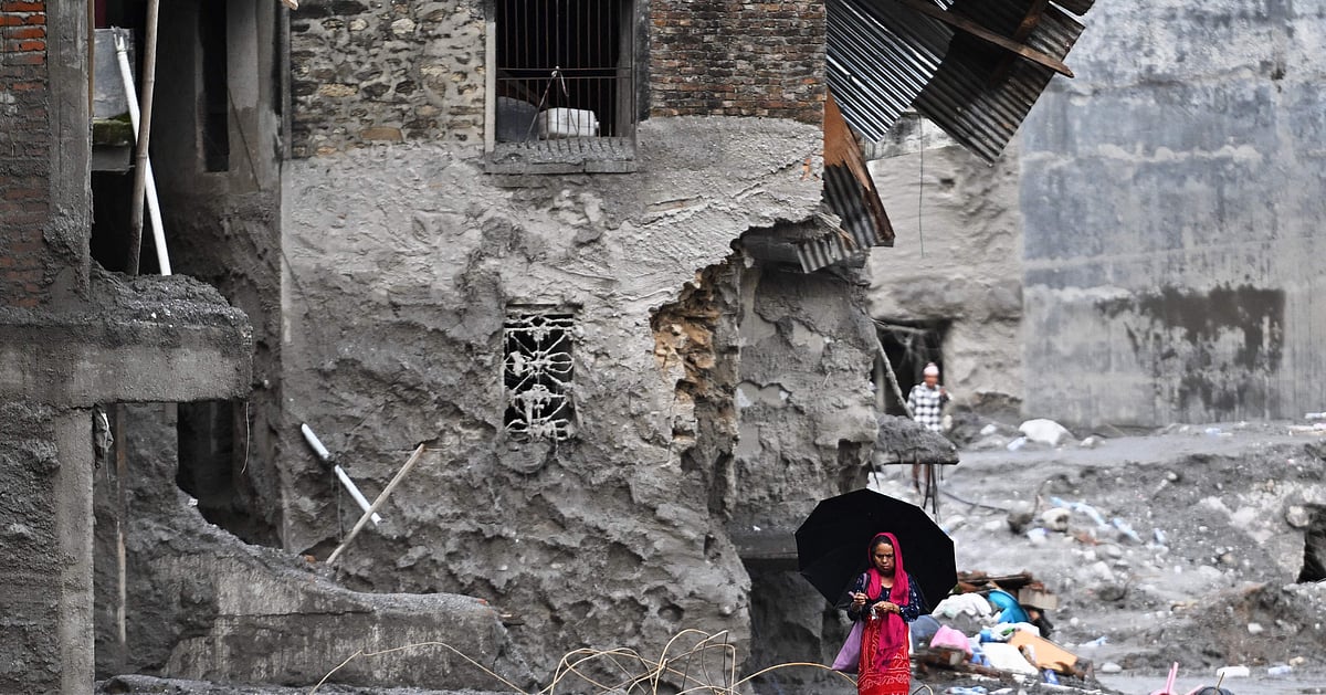 Nepal death toll exceeds 900 as rescuers search for thousands missing