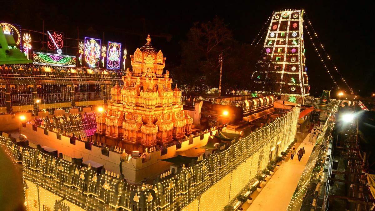 विजयवाड़ा के कनक दुर्गा मंदिर में दशहरे की धूमधाम शुरू