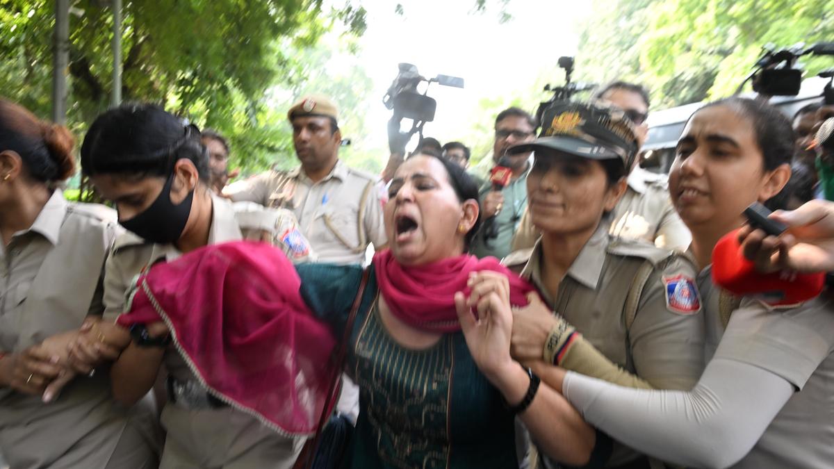 अवैध नजरबंदी के आरोपों पर सरकार की कार्रवाई के लिए अतिरिक्त समय