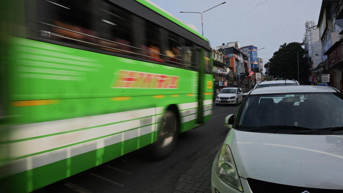 केरल में निजी बस संचालकों की अनिश्चितकालीन हड़ताल की धमकी