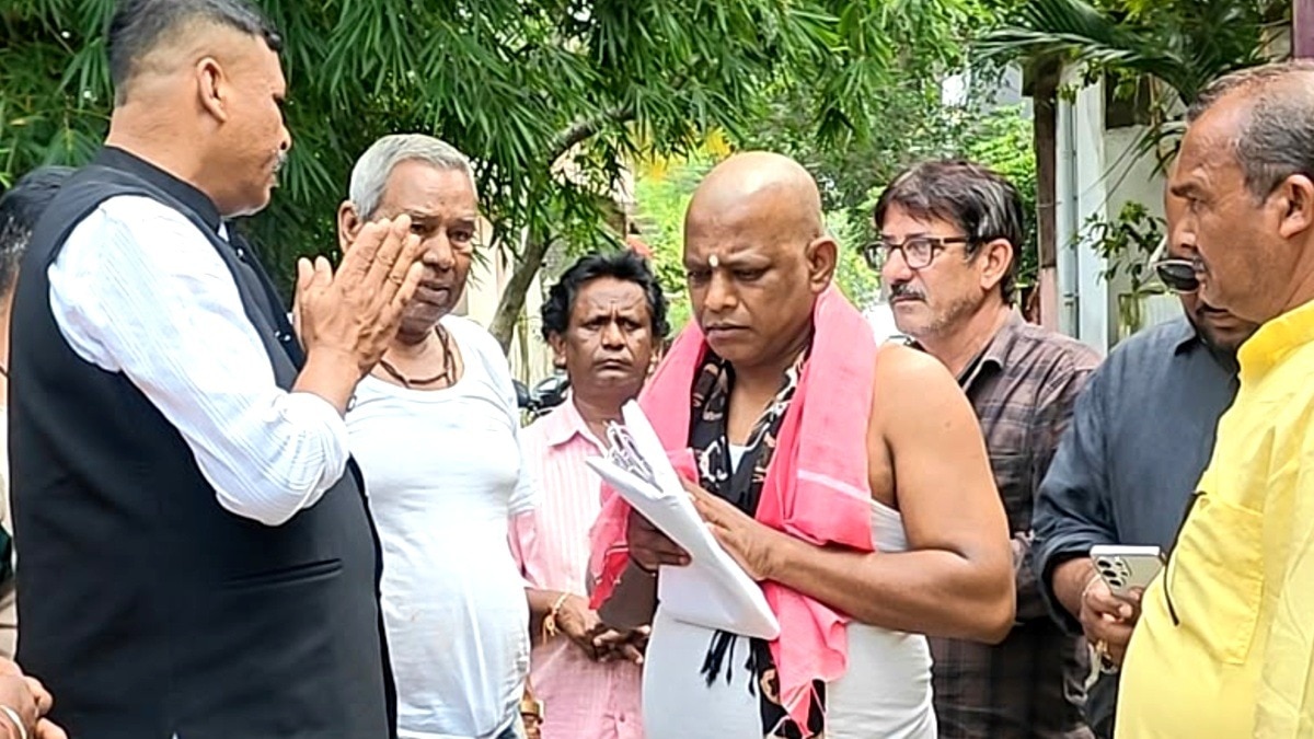 Father Performs Last Rites for Living Daughter Over Interfaith Marriage