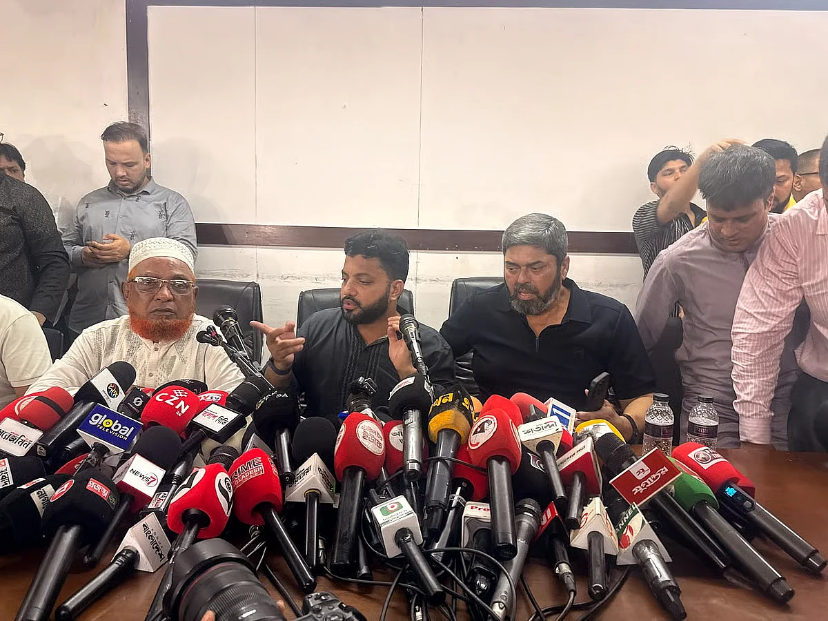 মন্ত্রিসভা থেকে পদত্যাগ করেছেন ইশরাক হোসেন