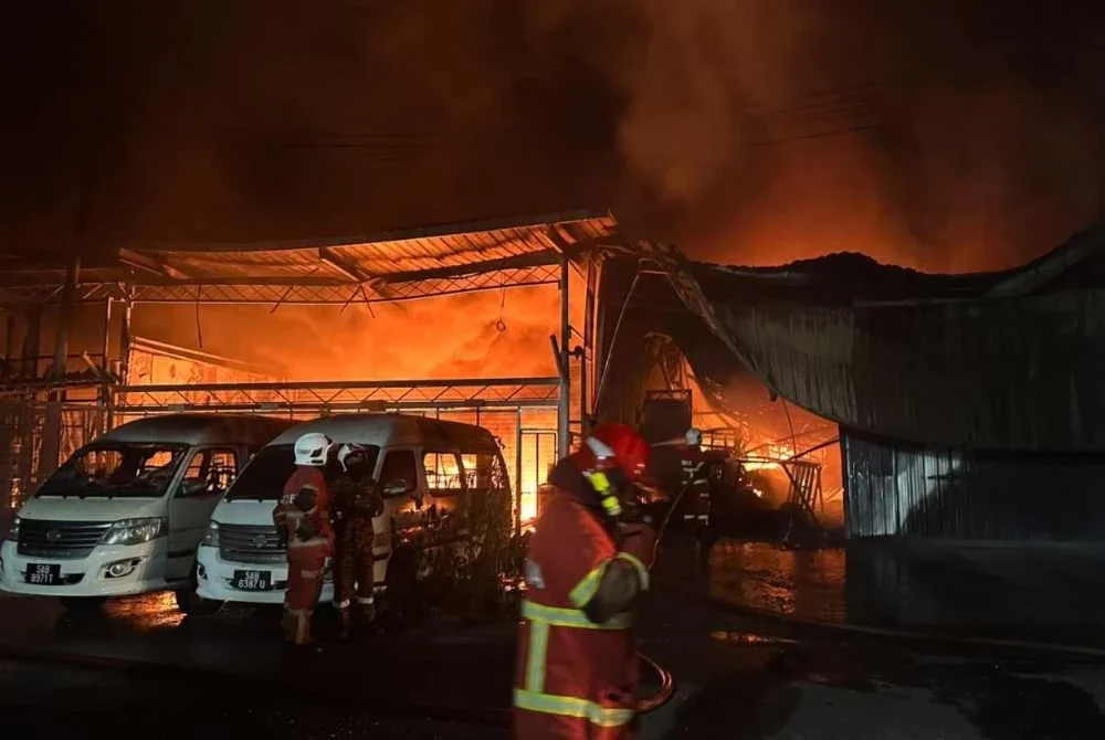 Kebakaran kilat musnahkan tiga gudang, 12 kenderaan terbakar di Penampang