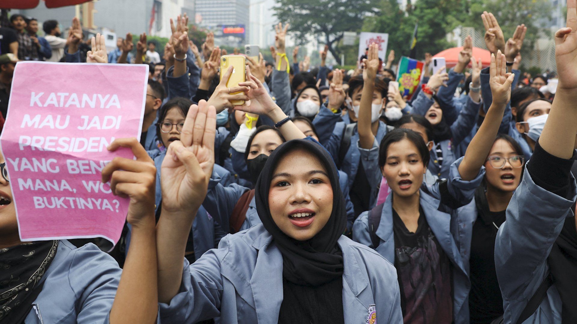 Indonesian Students Stage Protests Over Wildfires, Economic Pressures
