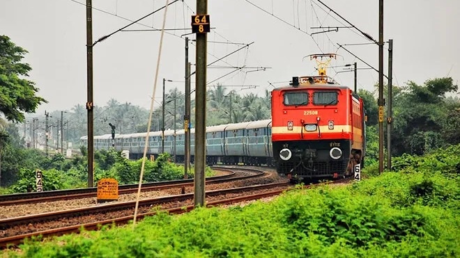 ट्रेन में तेज आवाज में संगीत-फिल्म चलाना अब अपराध, जुर्माना और कारावास की सजा का प्रावधान
