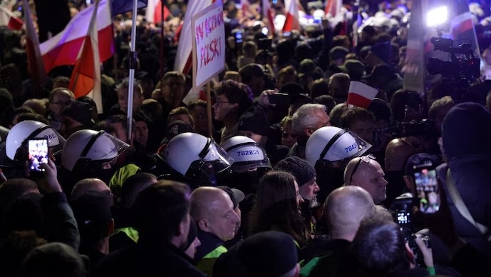 Poland judicial crisis escalates as justice minister targets constitutional court leaders
